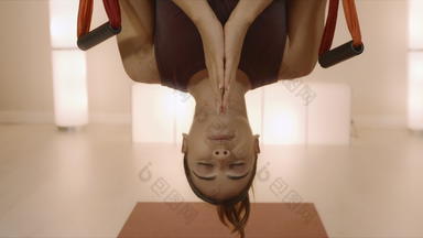 教练挂上行吊床在室内女孩反重力瑜伽